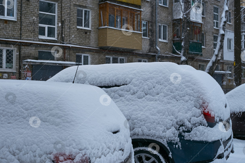 Скачать фотография автомобиля в снегу на стоянке в фотосток Ozero