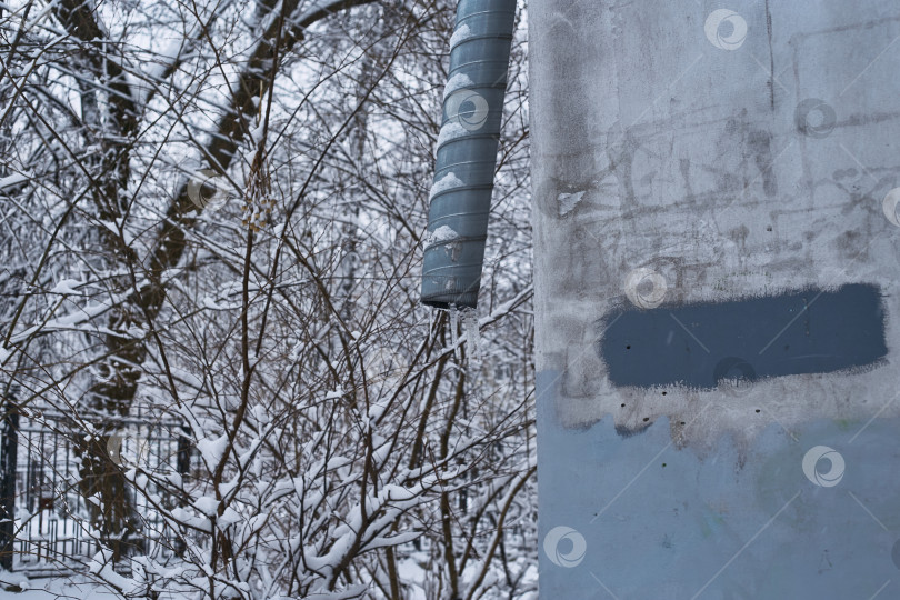 Скачать водосточная труба здания зимой замерзает в снегу фотосток Ozero