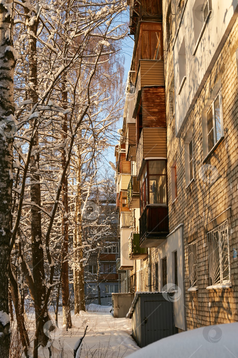 Скачать балконы и окна кирпичного здания зимуют. фотосток Ozero