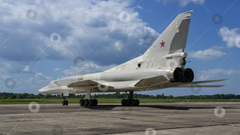 Скачать Самолет Ту-22М3 (НАТО - Backfire) - сверхзвуковой ракетоносец-бомбардировщик дальнего действия выруливает по рулежной дорожке. Подготовка к празднованию 100-летия Военно-воздушных сил России. фотосток Ozero