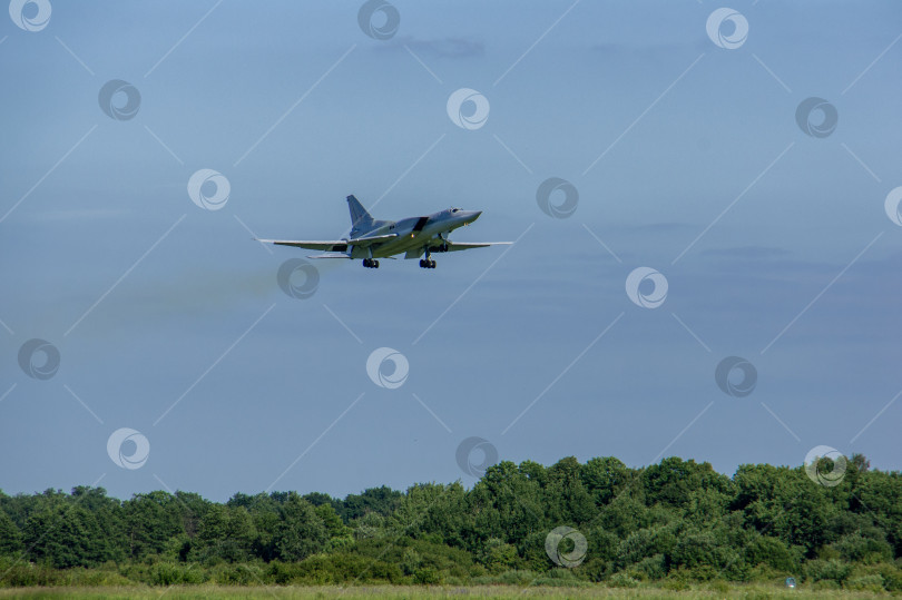 Скачать Самолет-бомбардировщик-ракетоносец Ту-22М3 (НАТО - Backfire) выполняет демонстрационный полет.. Подготовка к празднованию 100-летия Военно-воздушных сил России. фотосток Ozero