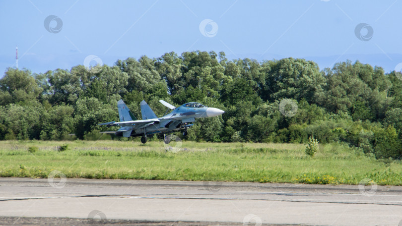 Скачать Советско-российский многоцелевой истребитель Су-27 (НАТО - Flanker-C) 4-го поколения приземляется на бетонную взлетно-посадочную полосу. Крупный план. фотосток Ozero