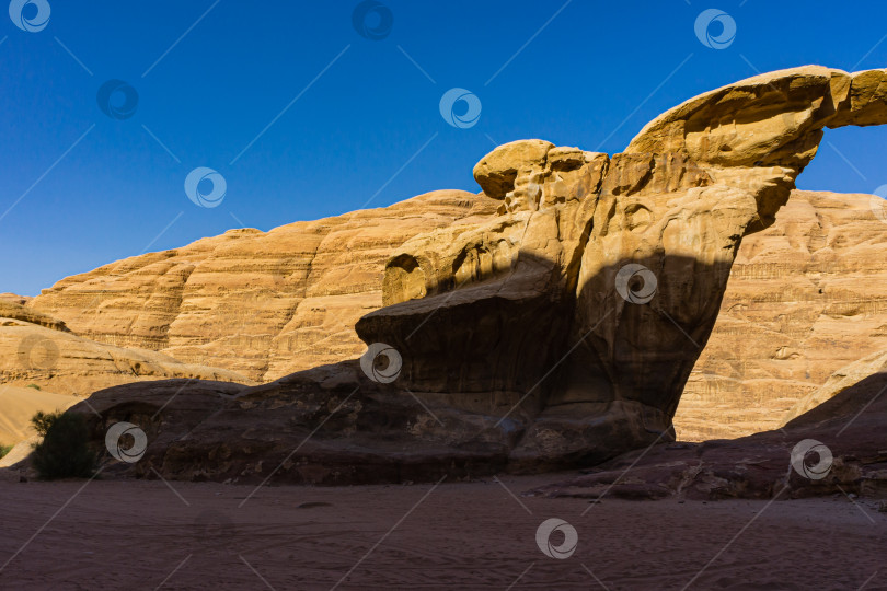 Скачать Винтажное фото из архива. Май 2011 года, пустыня Вади-Рам. Иордания. Марсианские пейзажи в безжизненной пустыне Вади Рам. Красные скалы и красный песок. Место действия фильма "Лоуренс Аравийский". фотосток Ozero