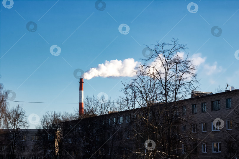 Скачать Трубы над крышами домов, дымящиеся трубы в небе промышленных зон фотосток Ozero