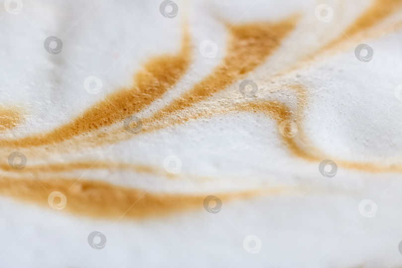 Скачать Рисунок на белых сливках из кофе крупным планом фотосток Ozero