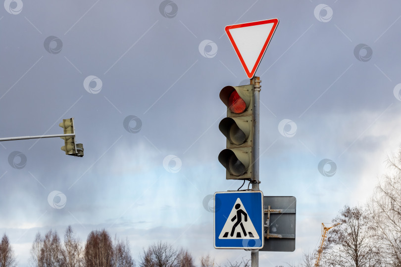 Скачать Красный свет светофора крупным планом фотосток Ozero