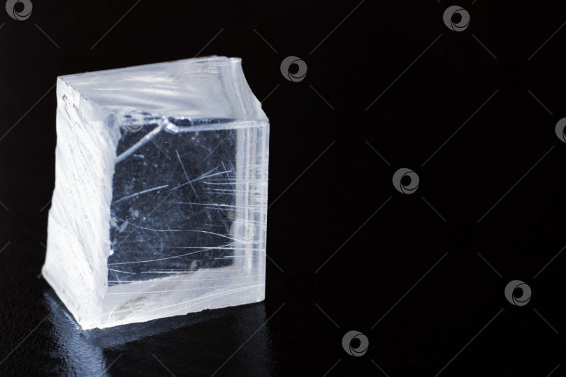 Скачать Освещенный стеклянный куб на темном фоне крупным планом фотосток Ozero