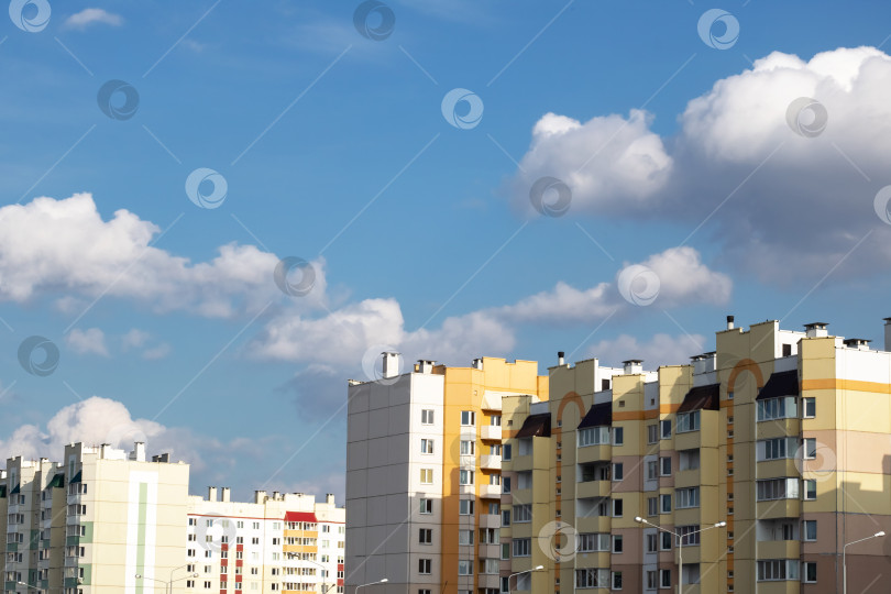 Скачать Голубое небо и облака над высокими зданиями фотосток Ozero