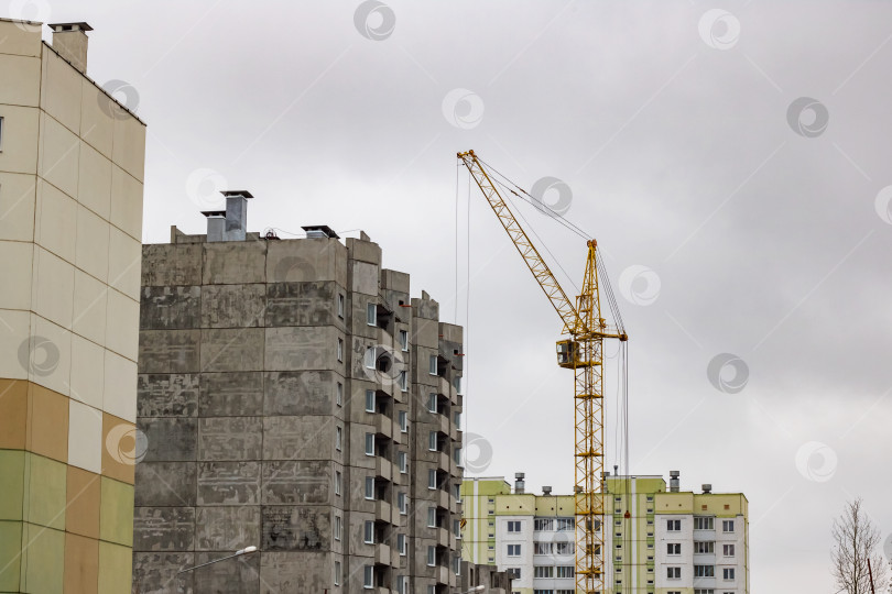 Скачать Строительство здания и подъемный кран крупным планом фотосток Ozero