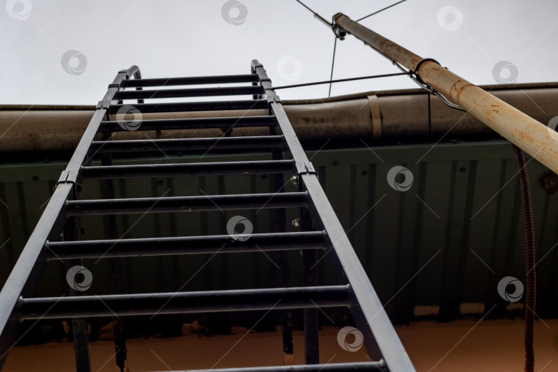 Скачать Лестница на крышу крупным планом на фоне неба фотосток Ozero