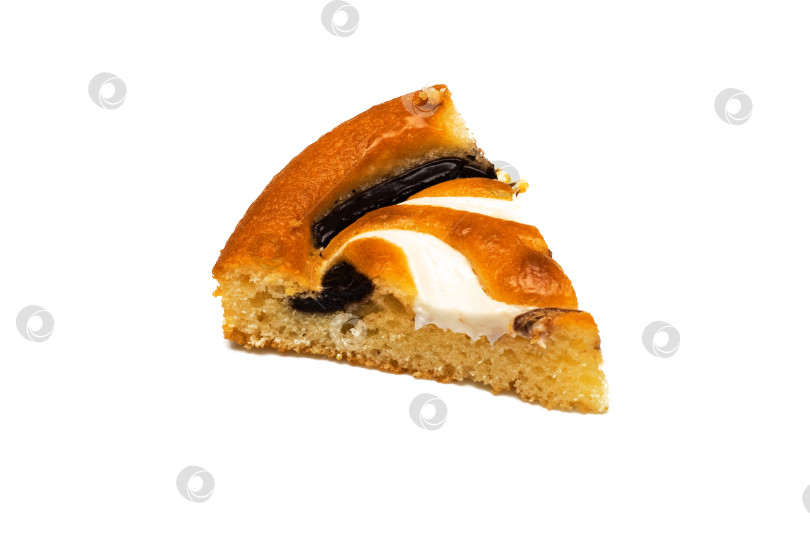 Скачать Кусочек бисквитного торта с шоколадом, изолят на белом фоне фотосток Ozero