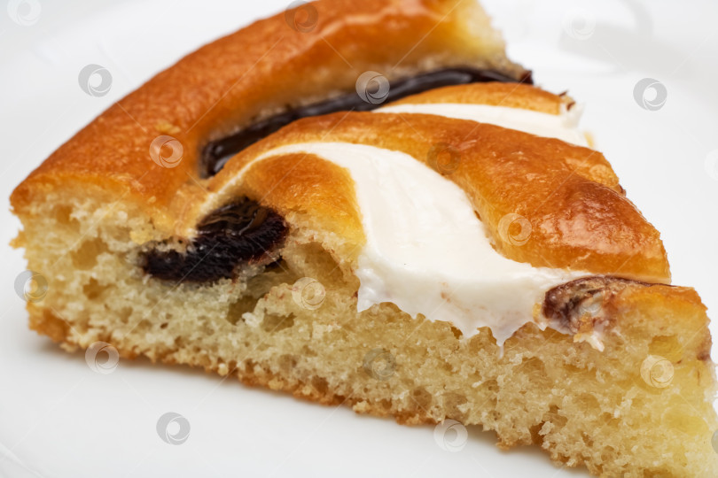 Скачать Бисквитный торт с шоколадным кремом крупным планом фотосток Ozero