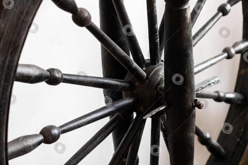 Скачать Деревянное колесо старинная прялка крупным планом фотосток Ozero