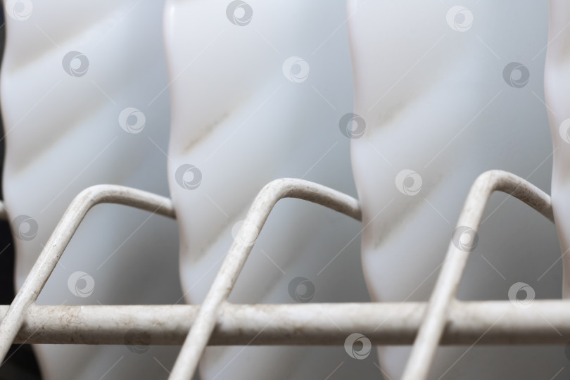 Скачать Белые тарелки на металлической подставке крупным планом фотосток Ozero