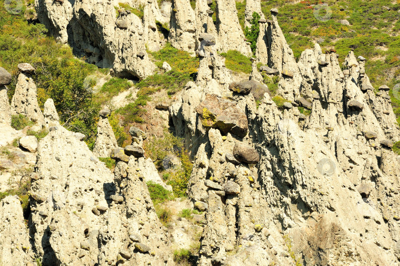 Скачать Необычные каменные образования на склоне высокой горы в теплый и солнечный летний день. фотосток Ozero