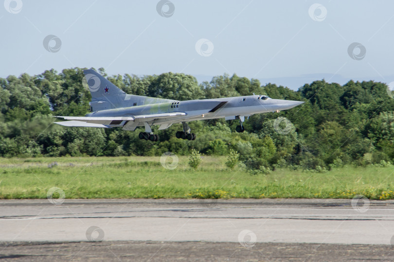 Скачать Бомбардировщик-ракетоносец Ту-22М3 (НАТО - Backfire) совершает посадку с выпущенными шасси. Подготовка к празднованию 100-летия Военно-воздушных сил России. фотосток Ozero