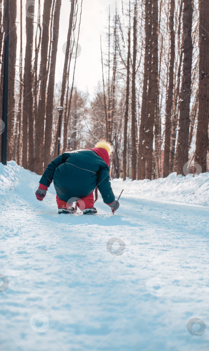Скачать Девочка зимой играет в снежки, гуляет по сугробам. Лесопарк и прогулка на свежем воздухе. Фокус отбора фотосток Ozero