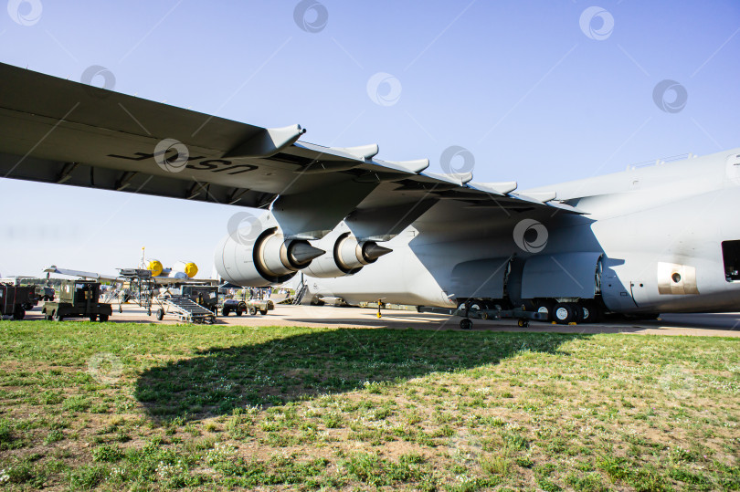 Скачать Американский тяжелый военно-транспортный самолет Lockheed C-5 Galaxy на статической стоянке Летно-исследовательского института имени Громова на МАКС-2011. Крупный план. фотосток Ozero