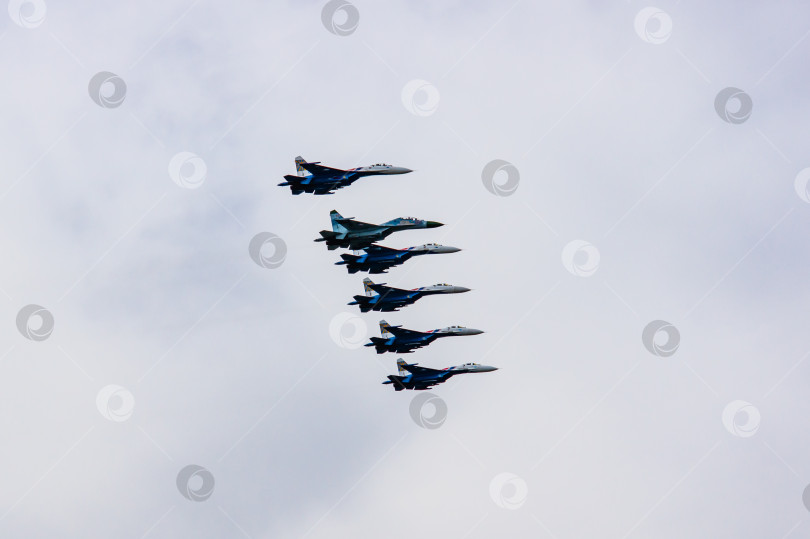 Скачать Российские многоцелевые истребители Су-27 (НАТО - Flanker-C) пилотажной группы "Русские витязи" выполняют групповой полет над аэродромом Летно-исследовательского института имени Громова. фотосток Ozero