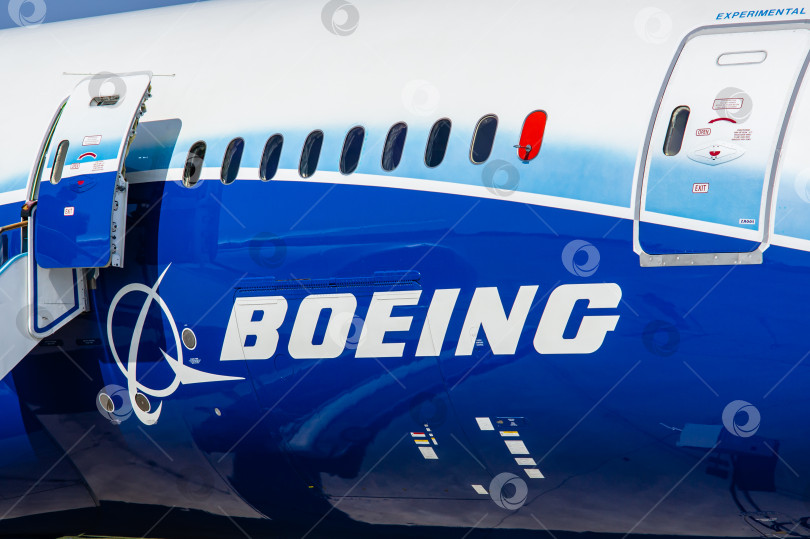 Скачать Широкофюзеляжный турбореактивный пассажирский самолет Boeing 787 Dreamliner на стоянке на аэродроме Летно-исследовательского института имени Громова. Надпись Boeing на фюзеляже. фотосток Ozero