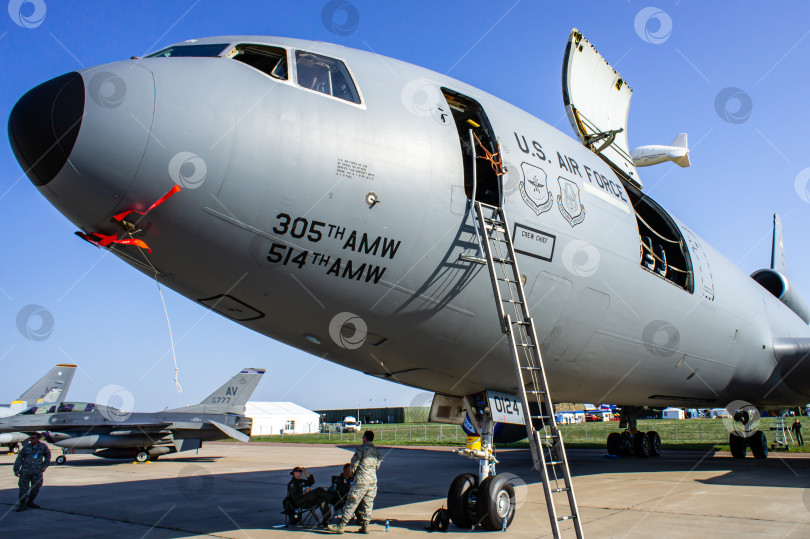 Скачать McDonnell Douglas KC-10 Extender - американский самолет-заправщик на статической стоянке Летно-исследовательского института имени Громова. МАКС-2011. Крупный план. Жуковский, Россия. фотосток Ozero