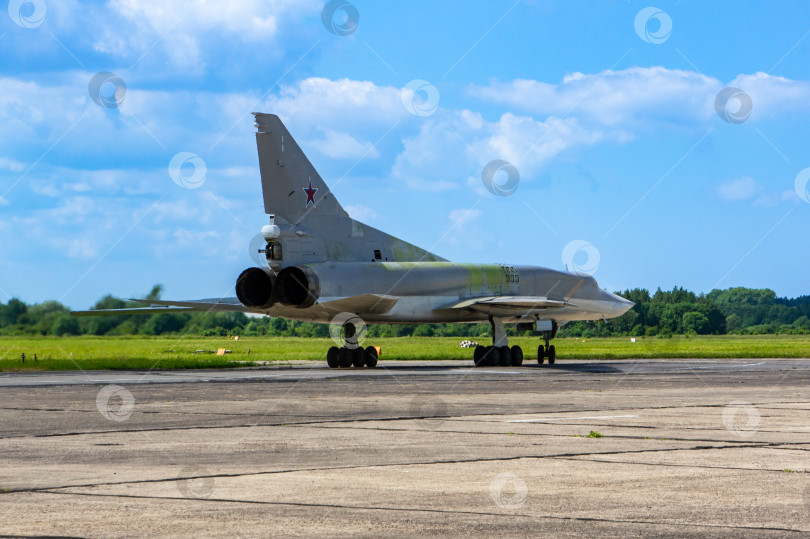 Скачать Подготовка к 100-летию Военно-воздушных сил России. Самолет Ту-22М3 (НАТО - Backfire) - сверхзвуковой ракетоносец-бомбардировщик дальнего действия выруливает по рулежной дорожке. фотосток Ozero