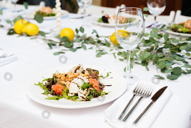 Скачать Блюдо из свежего салата в элегантной обстановке мероприятия фотосток Ozero