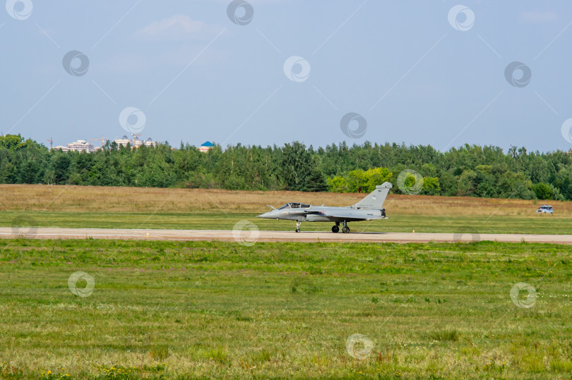 Скачать Французский многоцелевой истребитель четвертого поколения Dassault Rafale на взлетно-посадочной полосе аэродрома Летно-исследовательского института имени Громова после посадки. МАКС-2011. фотосток Ozero