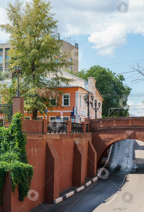 Скачать Живописный мост из красного камня нависает над дорогой. Мост был спроектирован воронежским архитектором Иваном Блицыным в 1826 году. Воронеж, Россия - 30 июля 2022 года фотосток Ozero