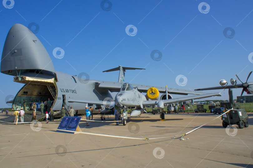 Скачать Американский тяжелый военно-транспортный самолет Lockheed C-5 Galaxy и штурмовик A-10 Thunderbolt на авиасалоне МАКС-2011 на стоянке Летно-исследовательского института имени Громова. фотосток Ozero