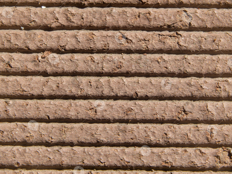 Скачать Крупный план настила из древесно-полимерного композита, абстрактный текстурированный коричневый фон. Макрофотография текстуры полимерной плиты. материал wpc для строительства террас фотосток Ozero