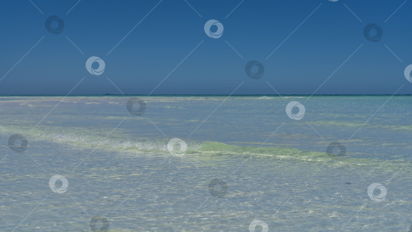 Скачать Прекрасный аквамариновый океан с кристально чистой водой. фотосток Ozero