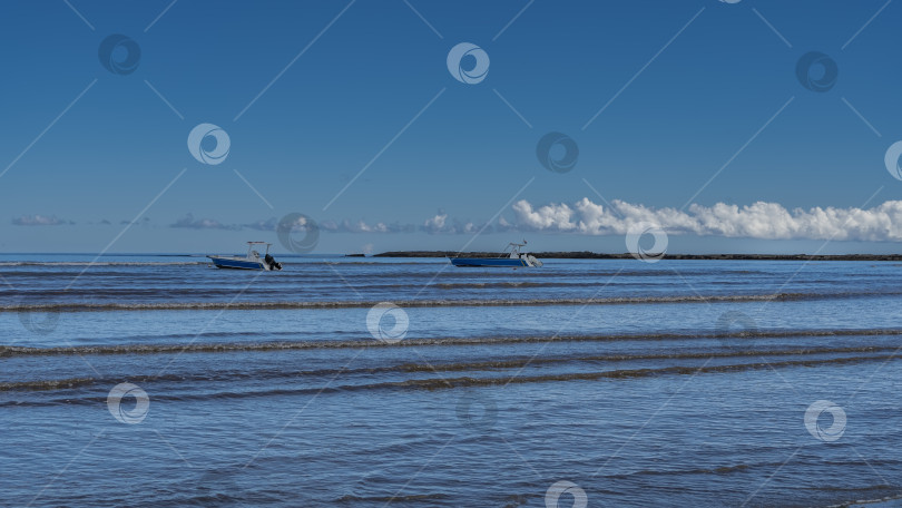 Скачать Моторные лодки стоят на якоре в голубом океане. фотосток Ozero