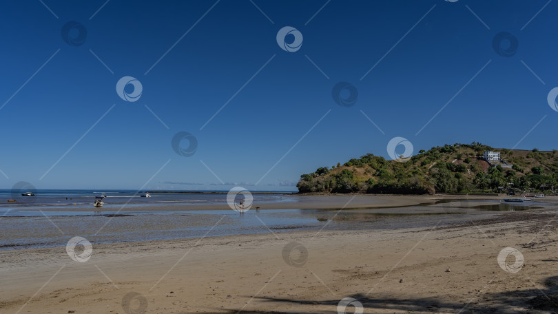 Скачать Отлив в океане. Лужи воды на песчаном пляже. фотосток Ozero