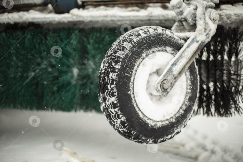 Скачать Детали снегоуборочного оборудования. Небольшое колесо с щеткой. Машина для уборки снега. фотосток Ozero