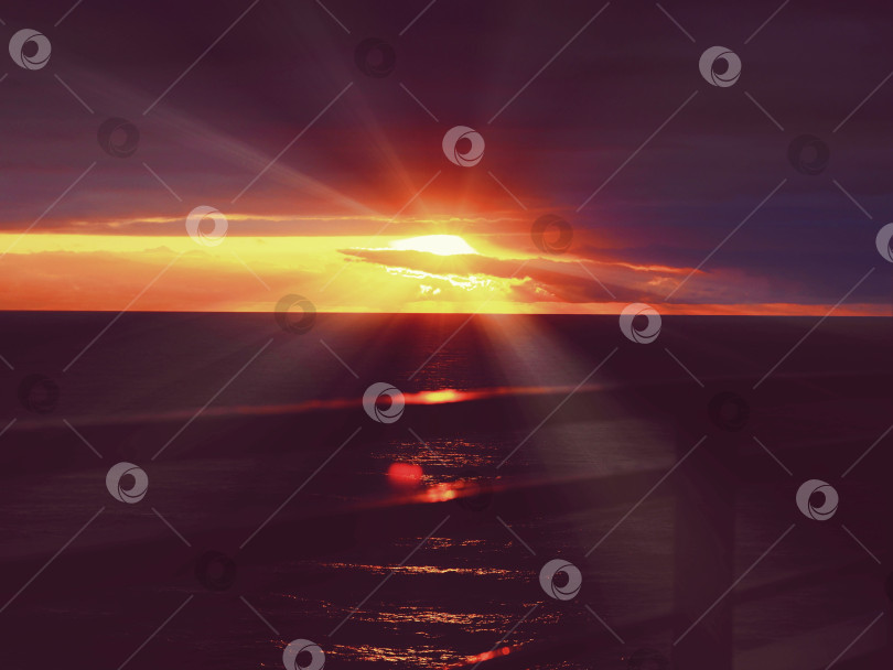 Скачать Красочный закат на побережье Черного моря. Небо, море, вода и закат. фотосток Ozero