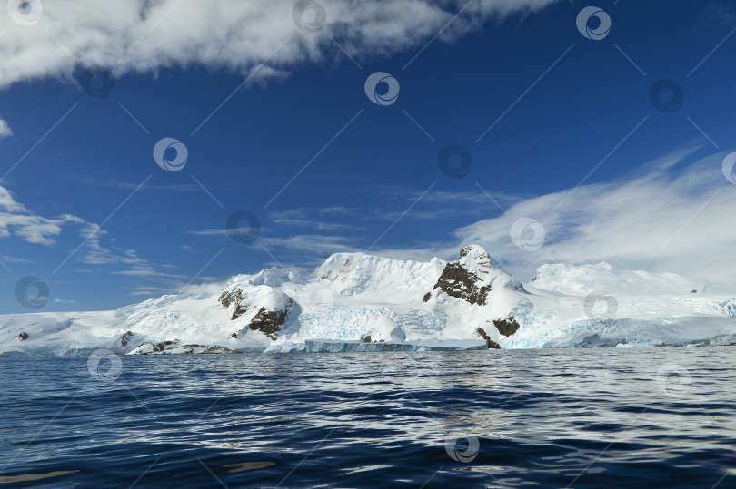 Скачать Ледник сползающий в море. Антарктида фотосток Ozero