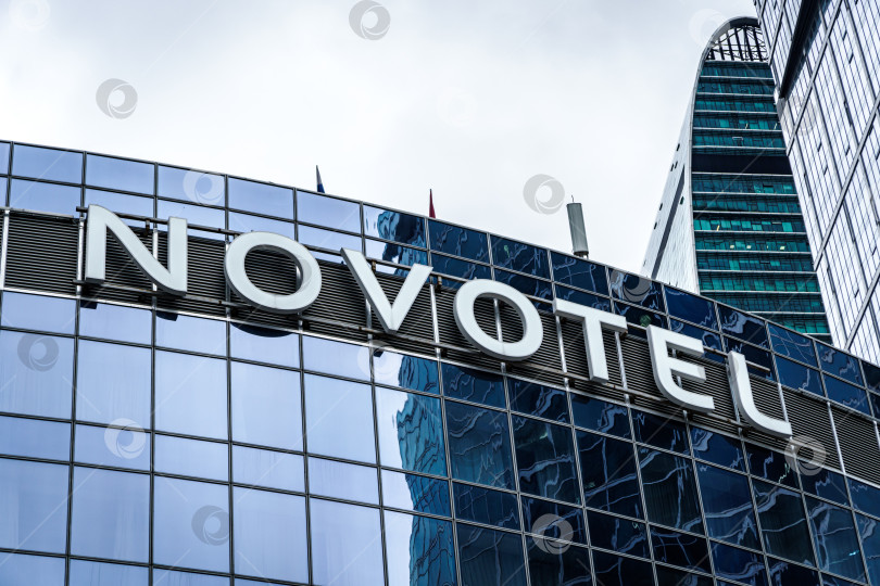 Скачать Вывеска отеля Novotel крупным планом в деловом центре "Москва-Сити" фотосток Ozero