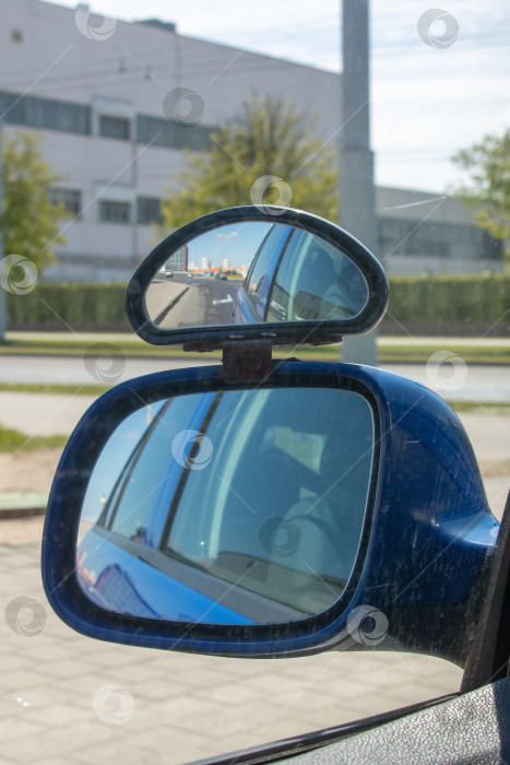 Скачать Боковое зеркало синего автомобиля в городе фотосток Ozero