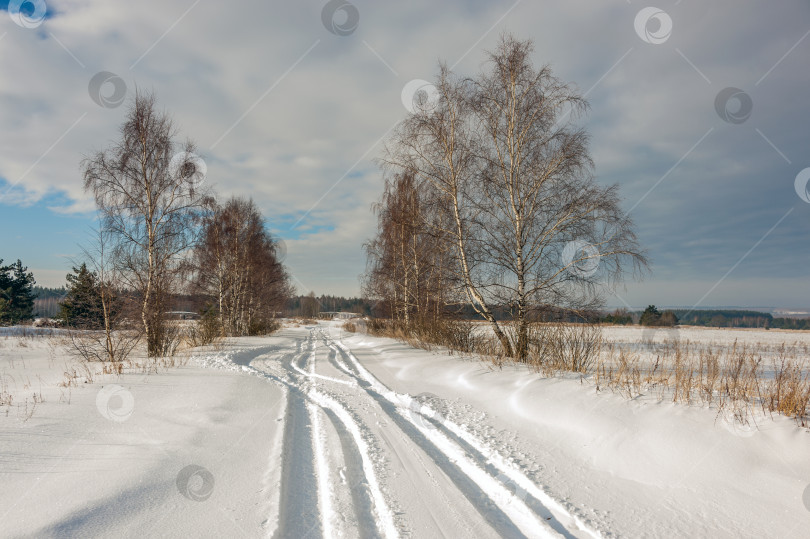 Скачать Следы на мартовском снегу фотосток Ozero