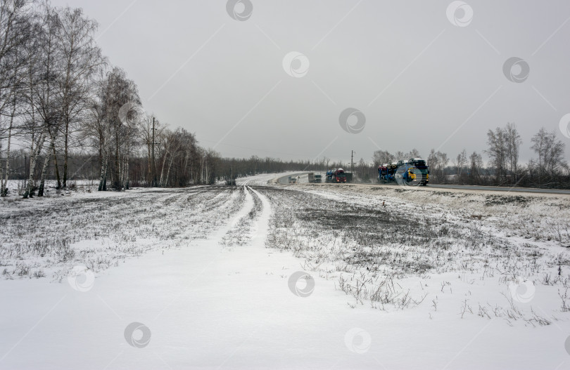 Скачать Весенняя трасса с машинам фотосток Ozero