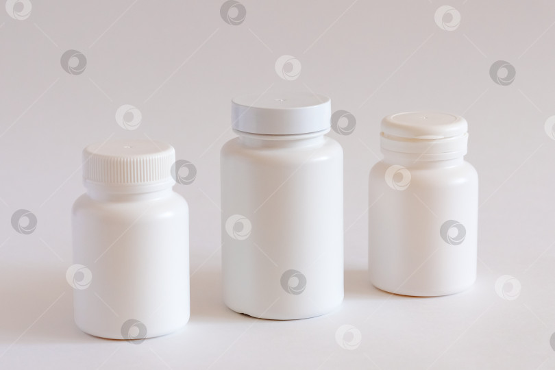 Скачать макет белых бутылок на белом фоне. Может использоваться в медицинских, косметических, пищевых целях. фотосток Ozero