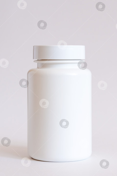 Скачать макет белых бутылок на белом фоне. Может использоваться в медицинских, косметических, пищевых целях. фотосток Ozero