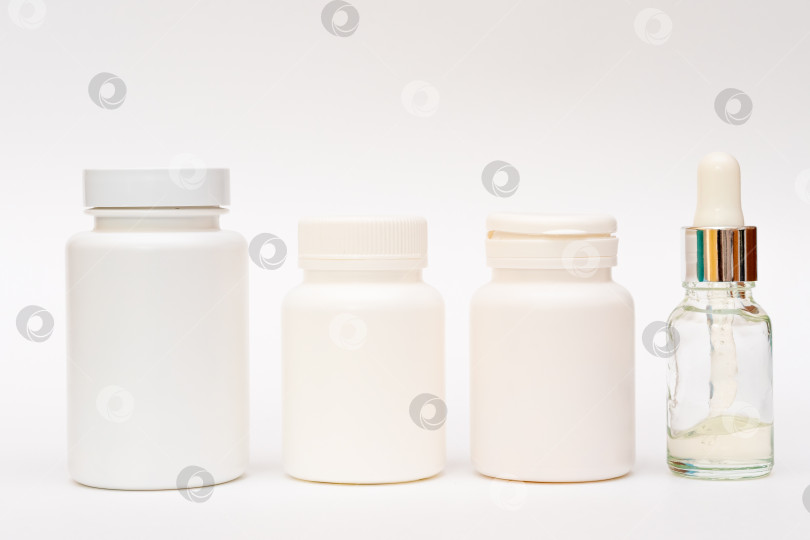 Скачать Лекарство белый флакончик с таблетками на белом фоне фотосток Ozero