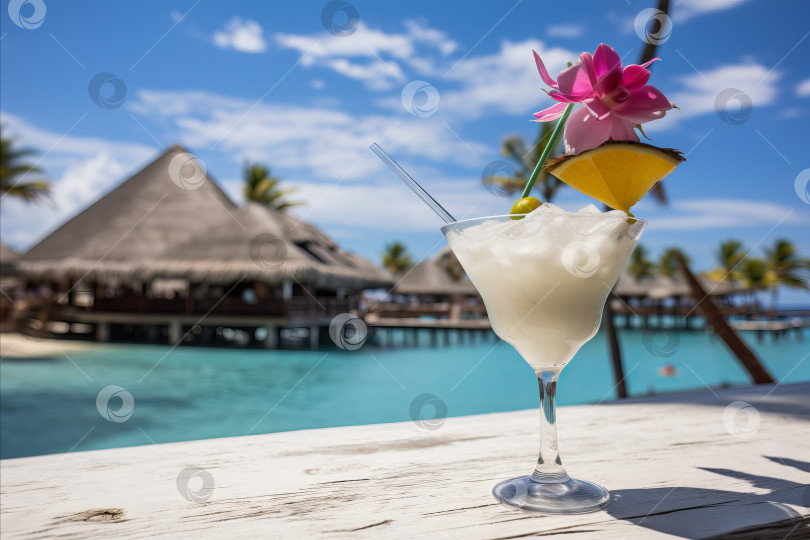 Скачать натюрморт с коктейлем на стойке пляжного бара на райском острове фотосток Ozero