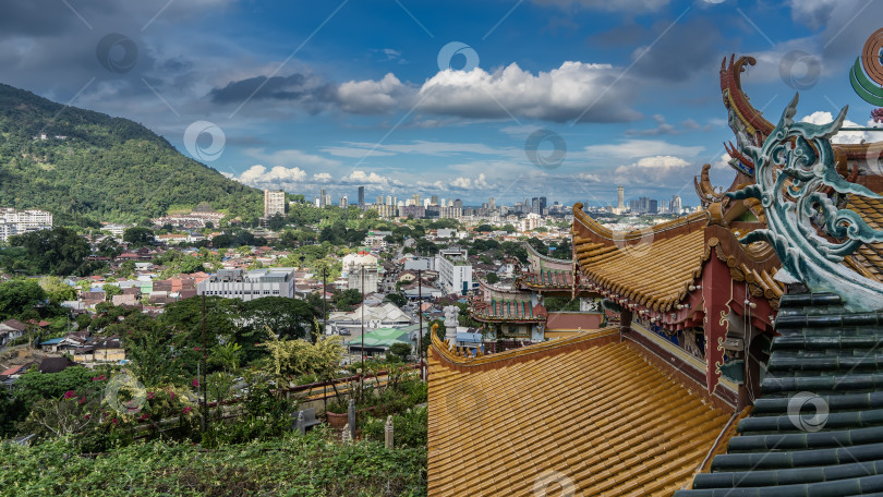 Скачать Крыша китайского храма Кек Лок Си на фоне городского пейзажа. фотосток Ozero