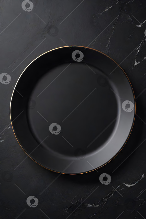 Скачать черная тарелка на мраморном фоне, вид сверху, плоская поверхность фотосток Ozero
