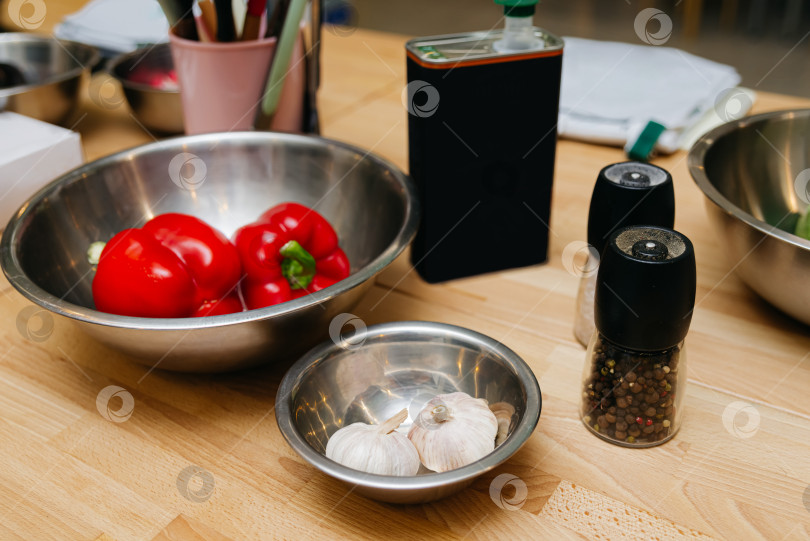 Скачать Приготовление на кухне со свежим болгарским перцем и чесноком фотосток Ozero