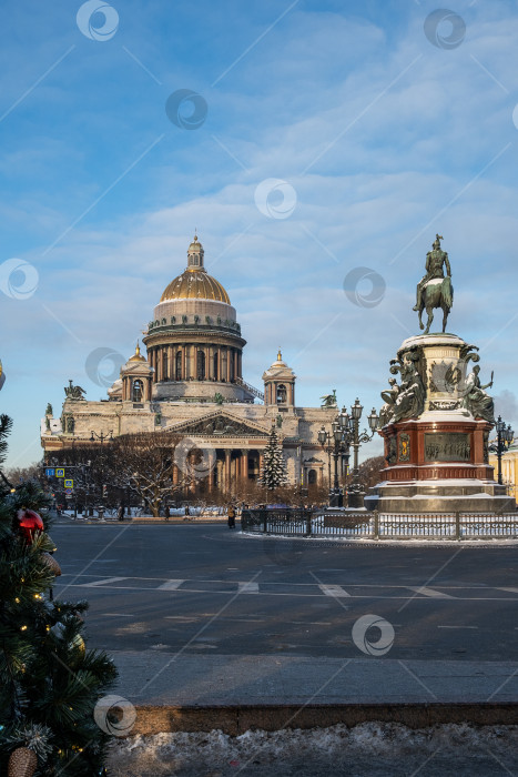 Скачать Санкт-Петербург, Россия - 02 января 2024 года. Вид на Санкт-Петербург. Исаакиевский собор и памятник Николаю 1. фотосток Ozero