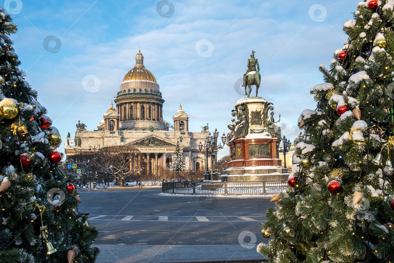 Скачать Санкт-Петербург, Россия - 02 января 2024 года. Вид на Санкт-Петербург. Исаакиевский собор и памятник Николаю 1. фотосток Ozero